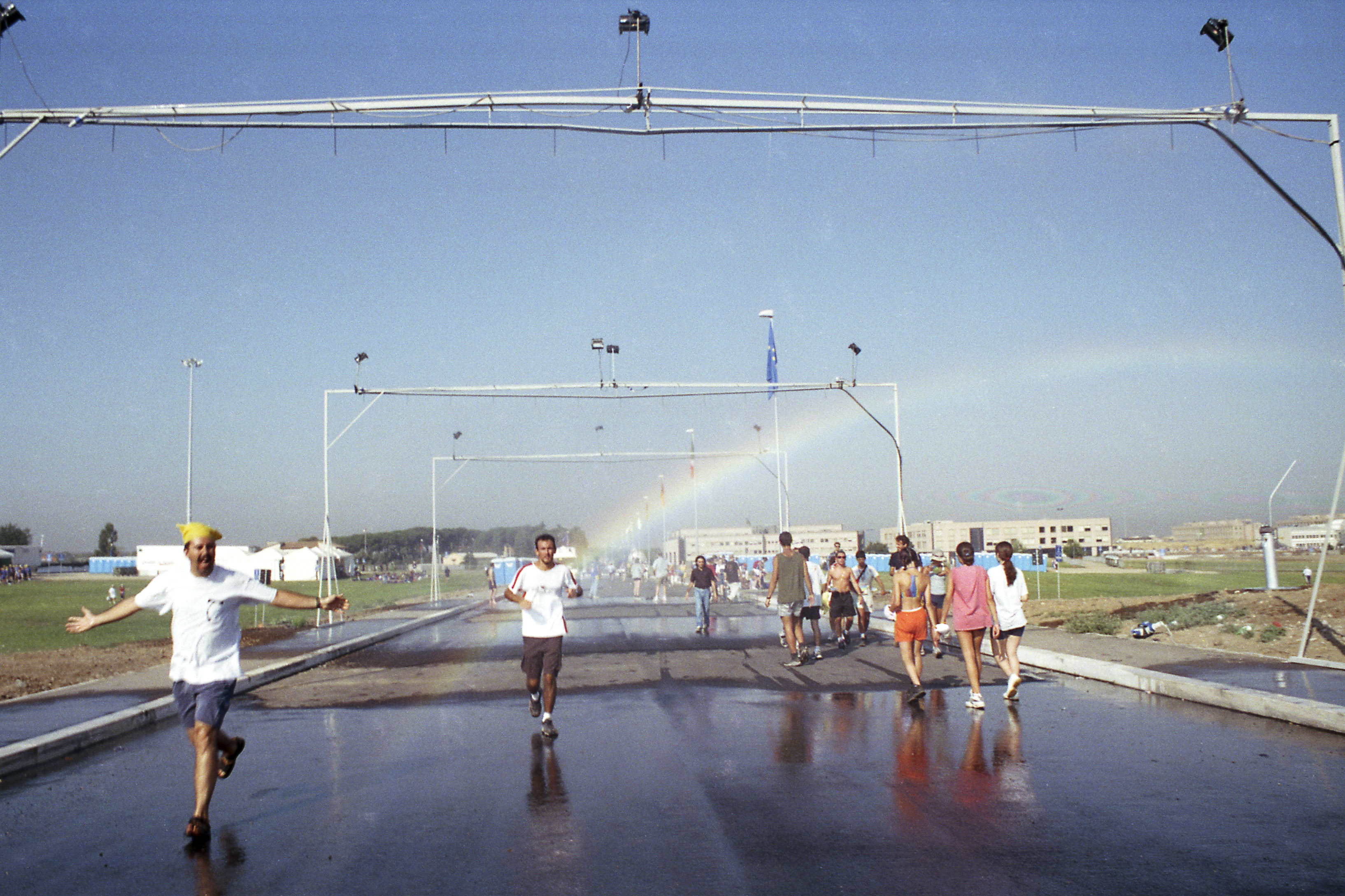 Sotto i nebulizzatori e l’arcobaleno